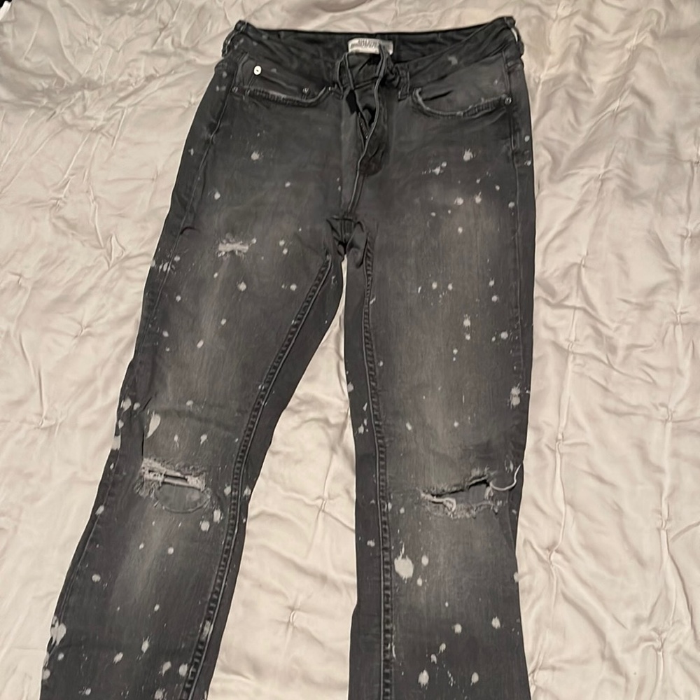 Zara brand, Women’s US size 6. Distressed stretch gray skinny jeans.